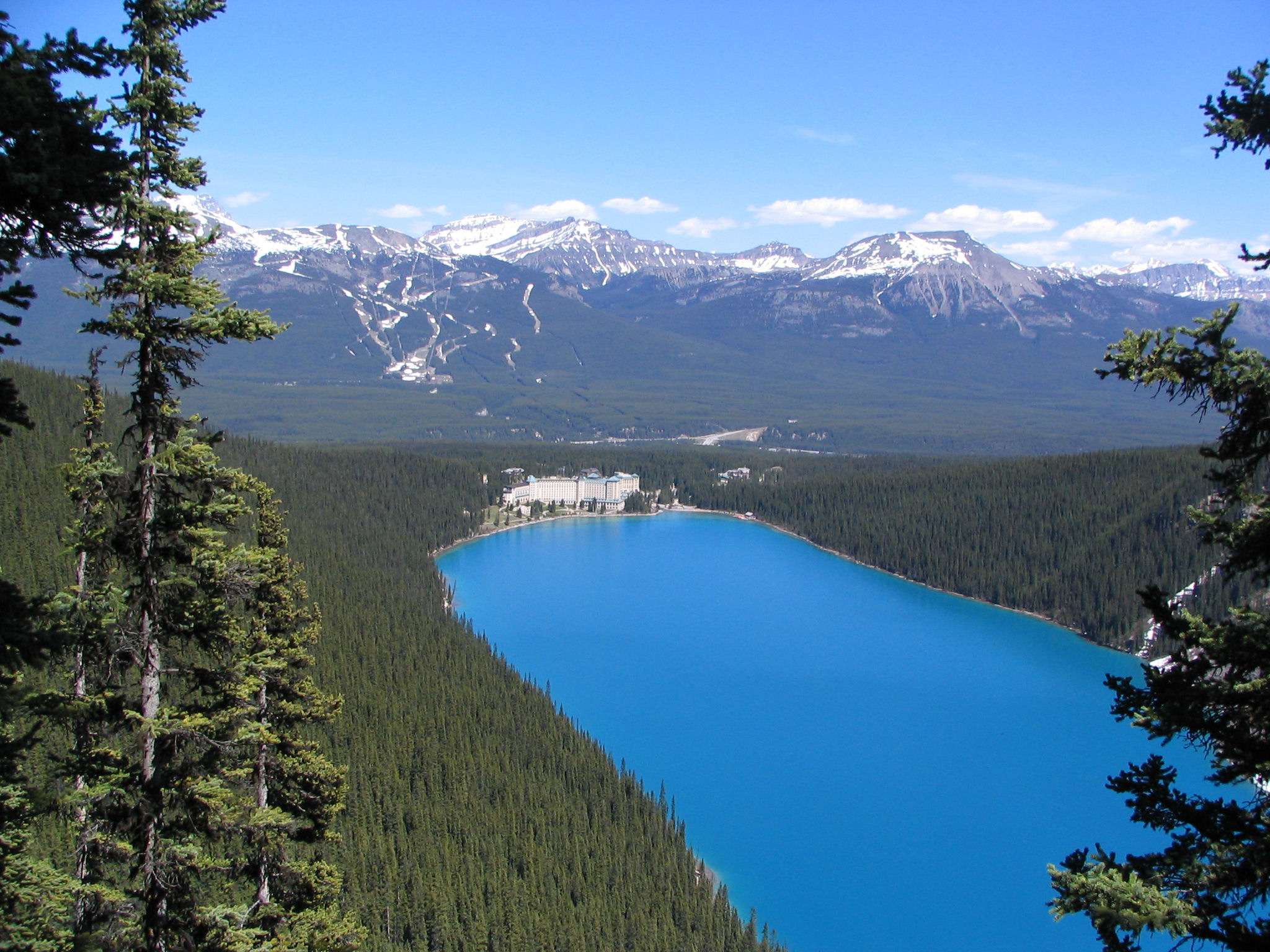 Озер находится на территории канады. Луиз ледниковое озеро в Канаде. Изумрудное озеро Луиз.