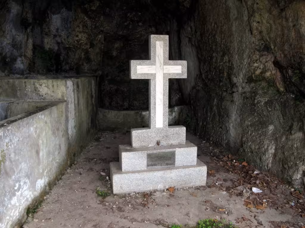 Random grave behind the Brașov sign on Tâmpa