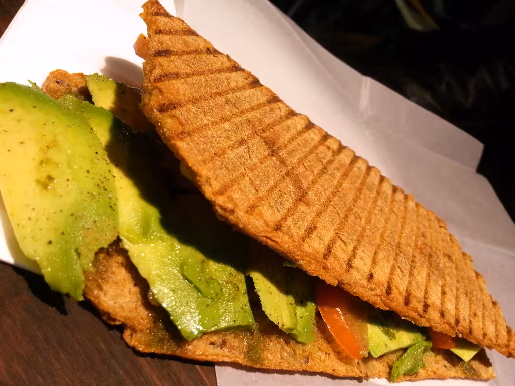 knekkebrød with avocado, tomato and mozarella