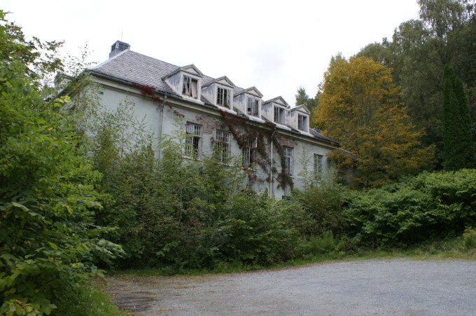 View from the front of block B at Lier sykehuset. It looked fine from this side, but a quick look around the other side of the building revealed a different story.